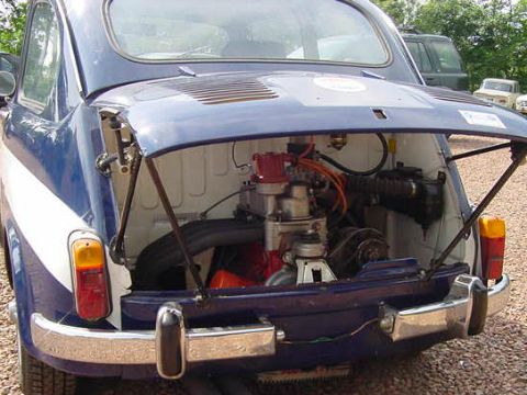 Een blauw met witte Fiat 600 met de motorklep open.