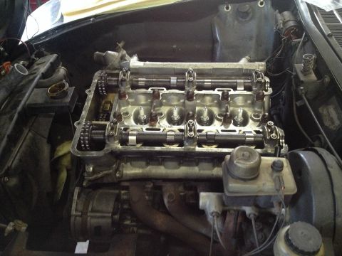 De twin cam-motor van een Alfa Romeo in de motorruimte.