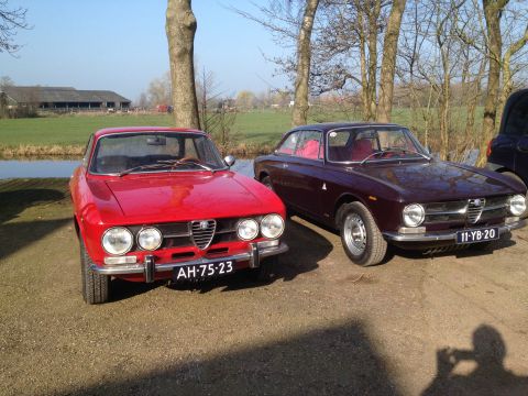 Twee Alfa Romeo-coupés naast elkaar.