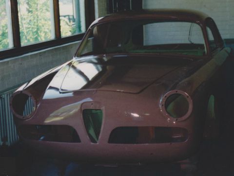 Een Alfa Romeo Sprint in de werkplaats, in de grondverf.