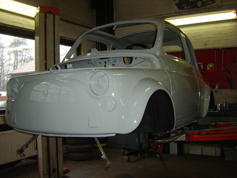 Een carrosserie op de bok in de werkplaats.