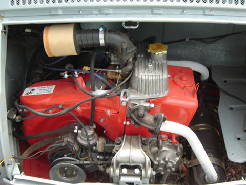 Een rode Fiat 500-motor.