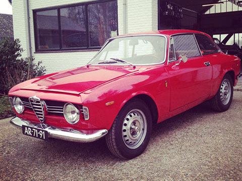 De Alfa Romeo Giulia Sprint GT 1.6 Veloce, klaar en in de rode lak, voor de werkplaats.