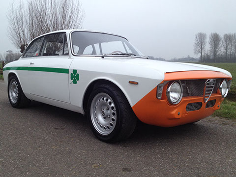 Alfa Romeo Giulia Sprint GTA replica turbo, wit met een oranje neus.